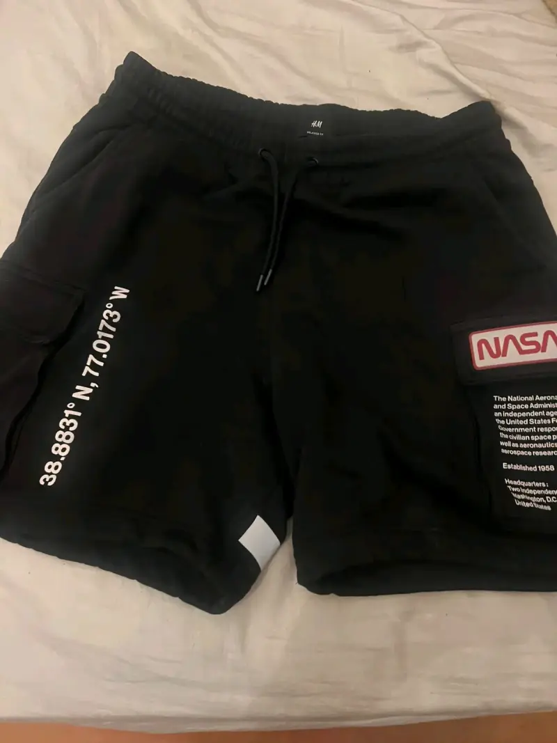 Shorts negros H&M con diseño NASA