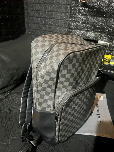 Mochila de diseño a cuadros en tonos grises - miniatura 1