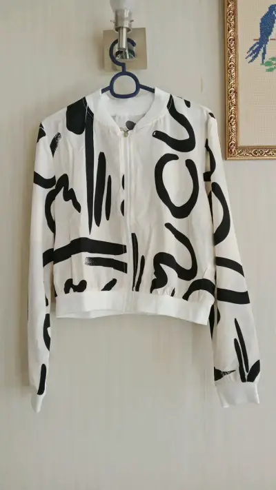 Chaqueta Bomber Blanca con Estampado Abstracto - miniatura 1