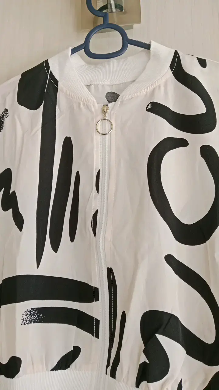 Chaqueta Bomber Blanca con Estampado Abstracto - 2