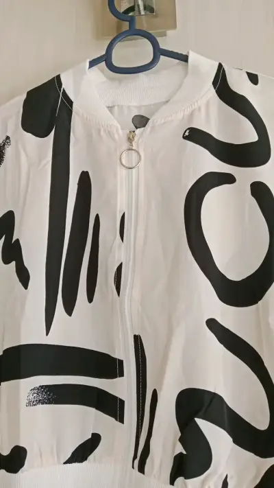 Chaqueta Bomber Blanca con Estampado Abstracto - miniatura 2