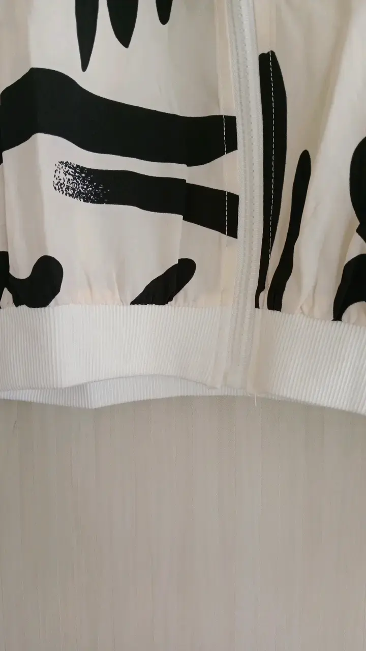 Chaqueta Bomber Blanca con Estampado Abstracto - 4