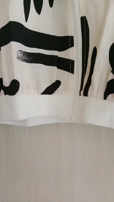 Chaqueta Bomber Blanca con Estampado Abstracto - miniatura 4