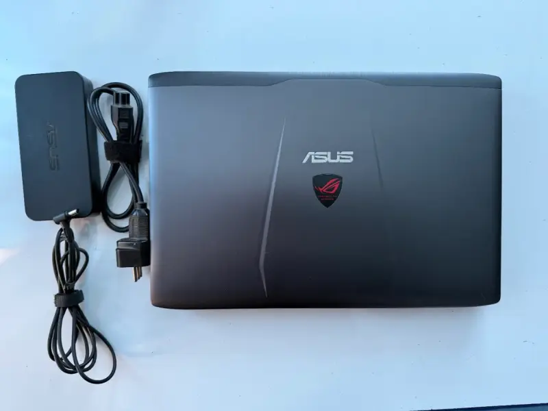 Laptop ASUS ROG GL552VW para gaming con cargador - 1