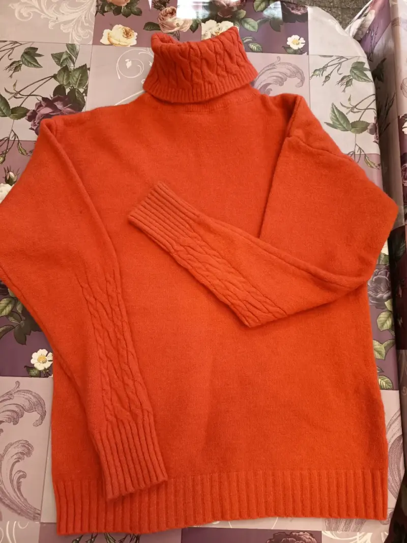 Suéter de cuello alto naranja para mujer