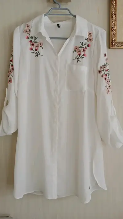 Blusa blanca con bordado floral - miniatura 1