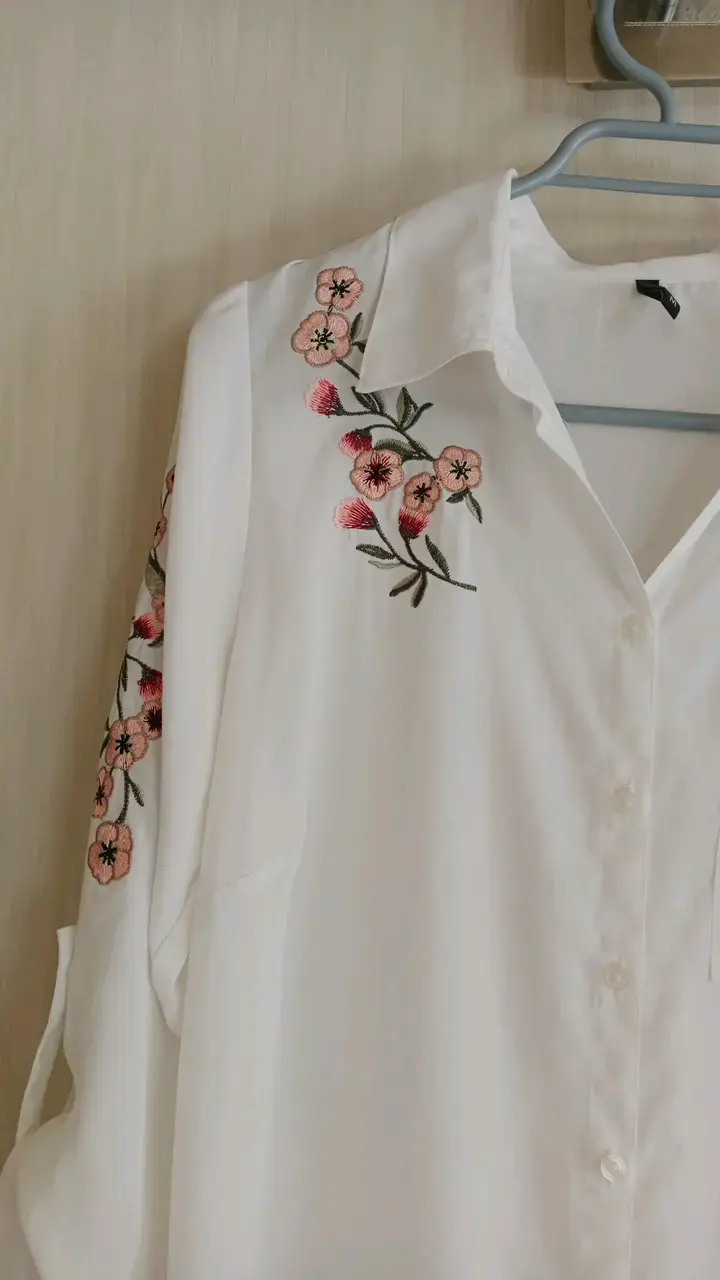 Blusa blanca con bordado floral - 2