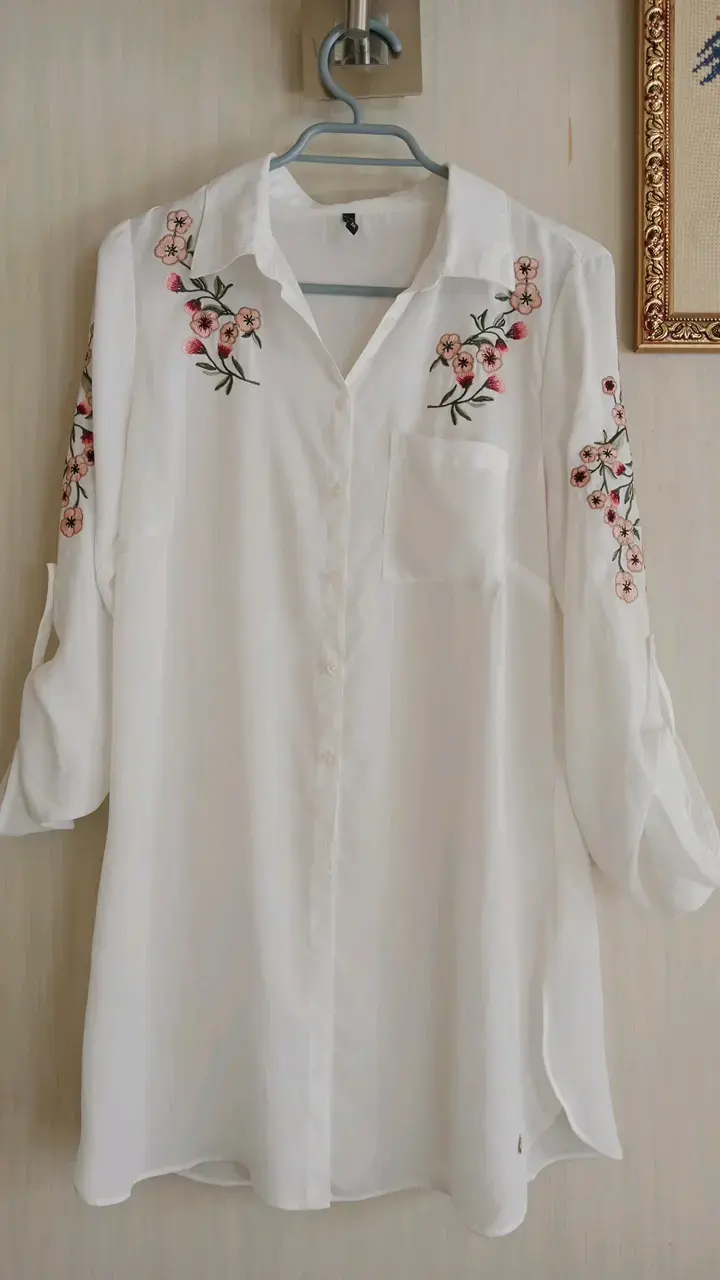 Blusa blanca con bordado floral - 3