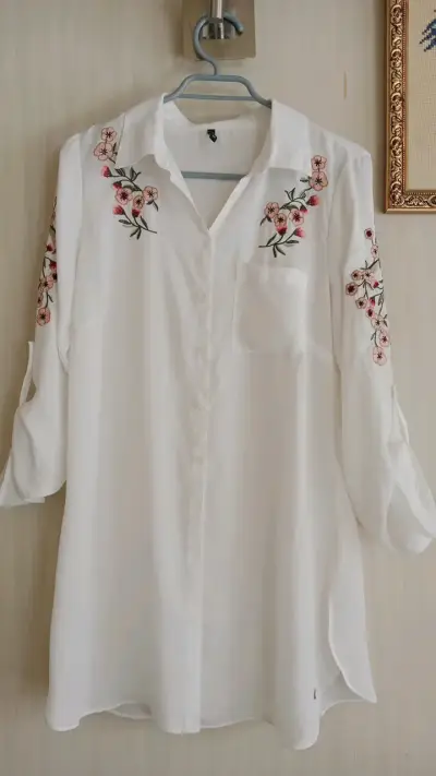 Blusa blanca con bordado floral - miniatura 3