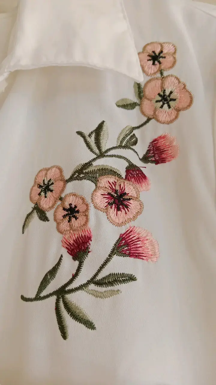 Blusa blanca con bordado floral - 6