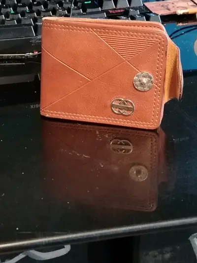 Billetera de cuero marrón con diseño moderno - miniatura 1