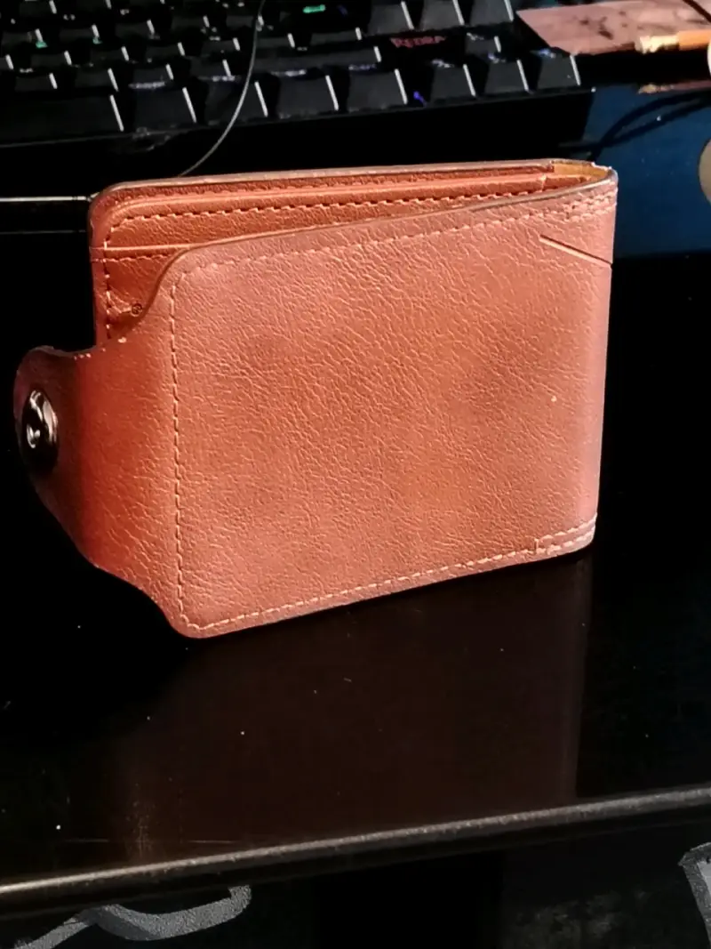 Billetera de cuero marrón con diseño moderno - 2