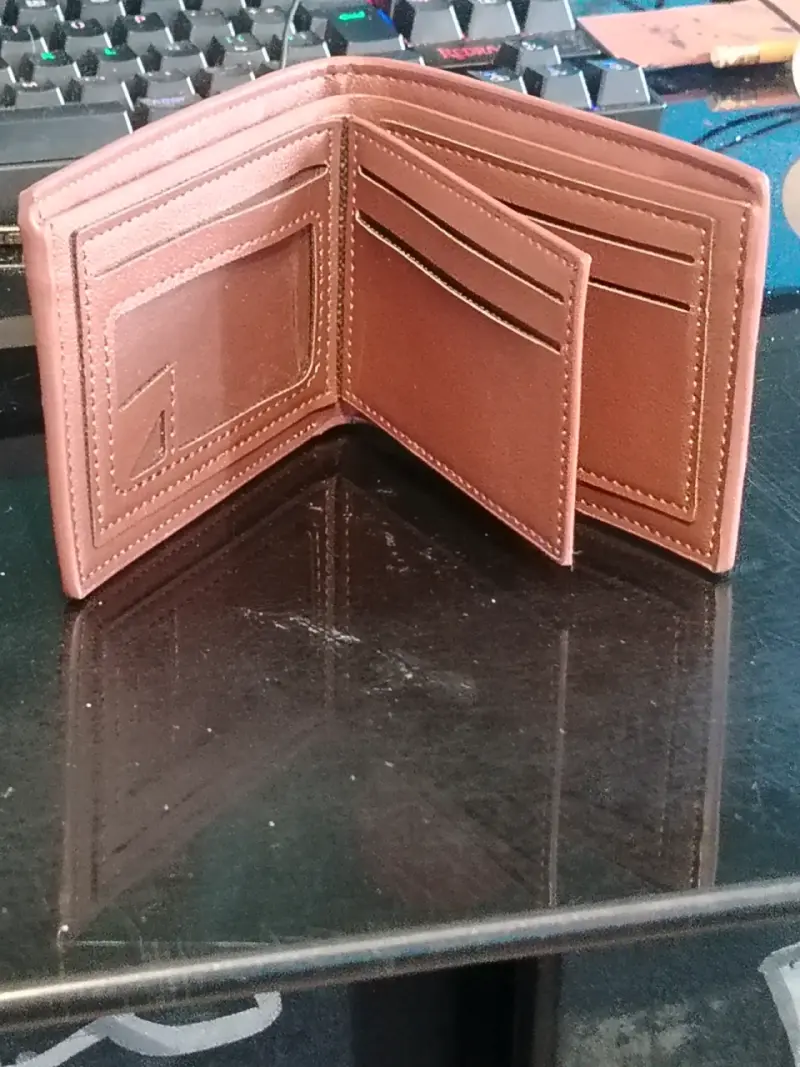 Billetera de cuero marrón con diseño moderno - 3