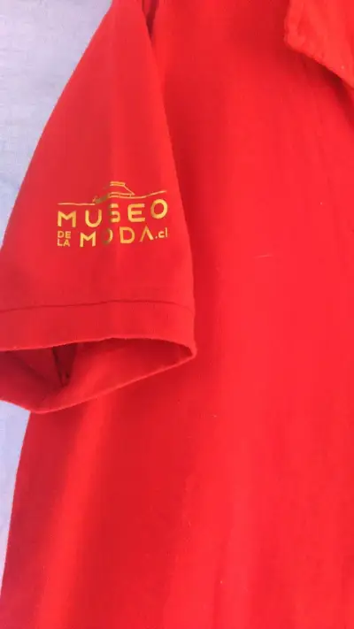 Polera roja Museo de la Moda mundial del 62 - miniatura 2