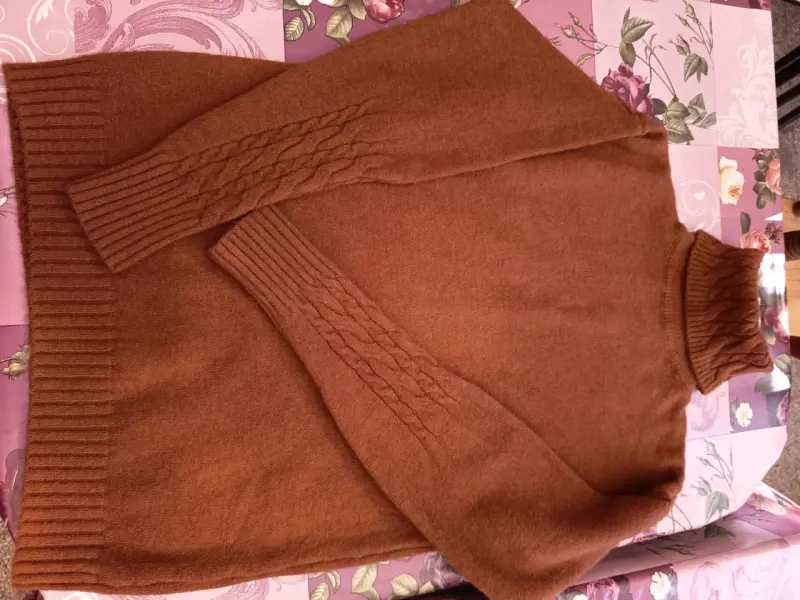 Suéter de lana marrón con cuello alto