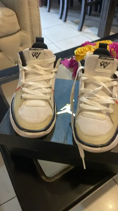 Zapatillas deportivas blancas con logo - miniatura 1