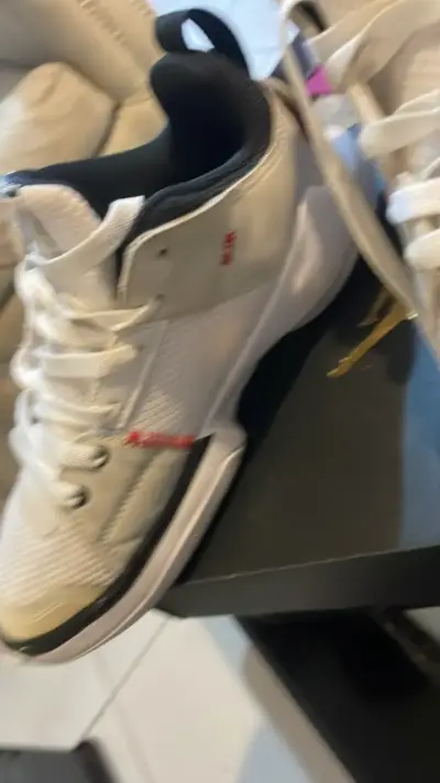 Zapatillas deportivas blancas con logo - miniatura 3