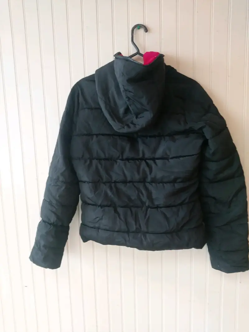 Chaqueta acolchada gris con interior rosado - 2