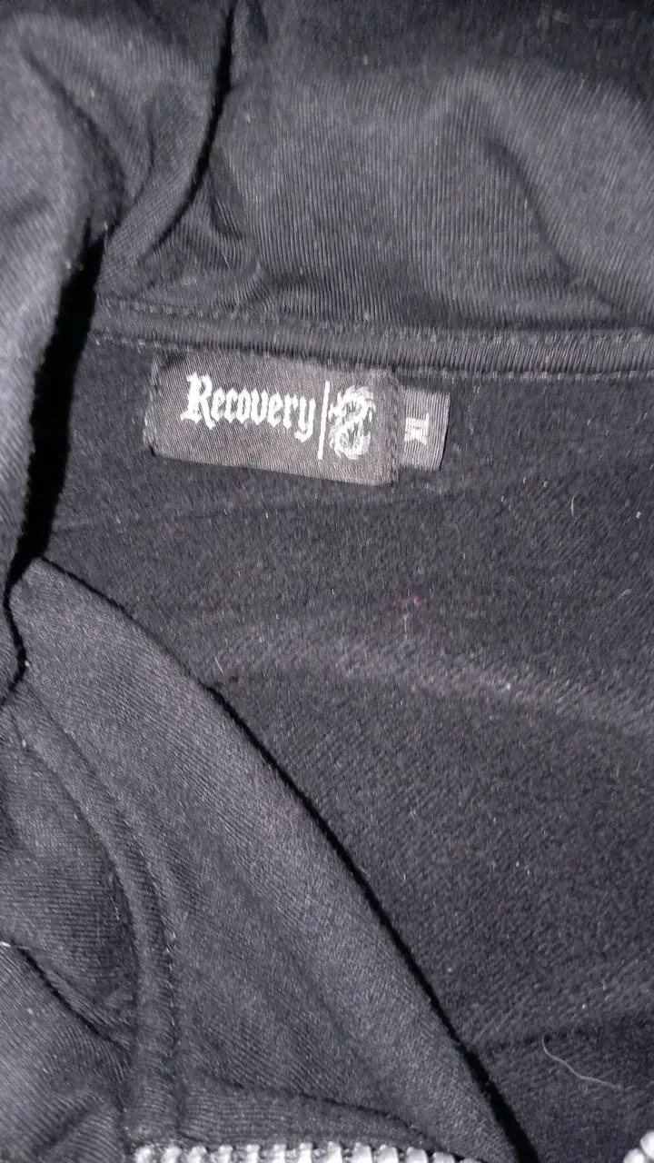 Polerón negro con capucha y diseño 001 Archive - 4