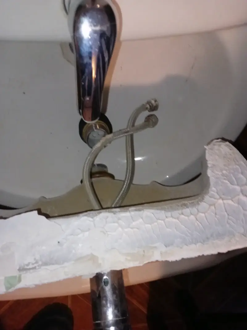 Lavamanos de cerámica con pedestal y grifería - 2