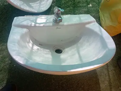 Lavamanos de cerámica con pedestal y grifería - miniatura 5
