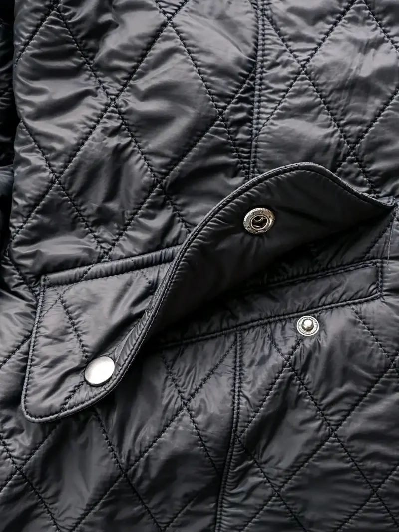 Chaqueta acolchada negra con cierre y botones - 2