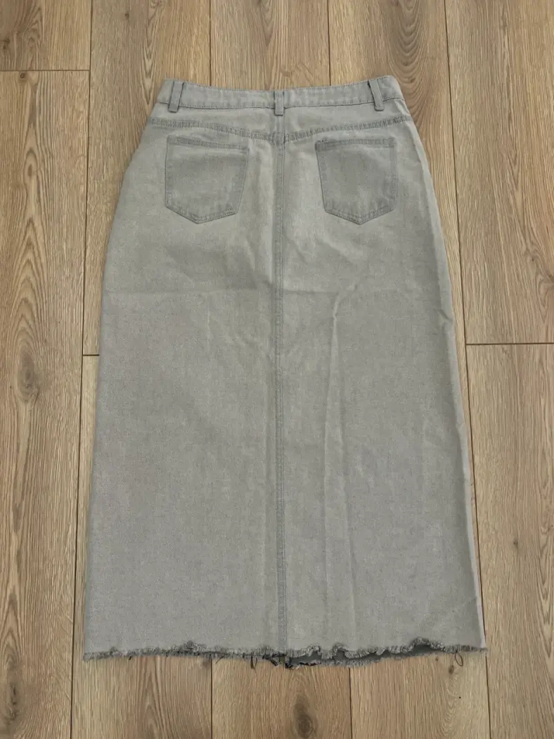 Falda midi gris con diseño casual - 2