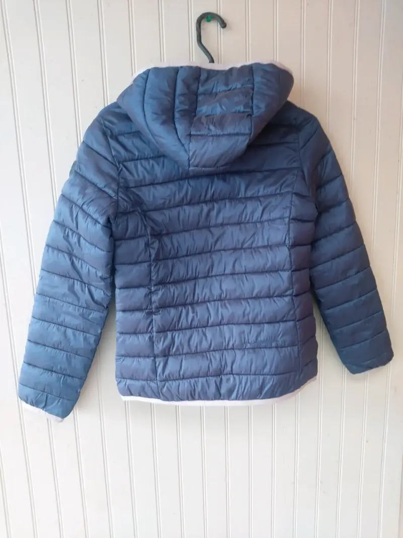 Chaqueta acolchada azul con capucha - 2