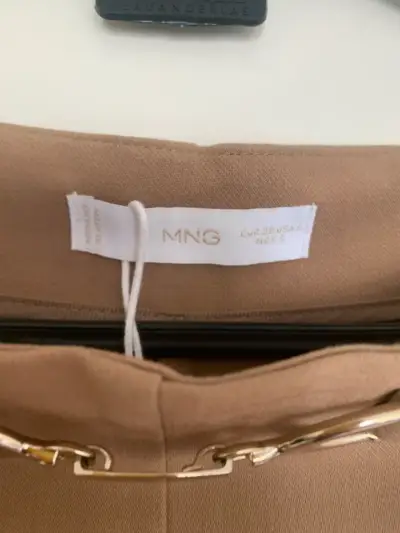 Pantalones beige con cinturón MNG talla 38 - miniatura 3