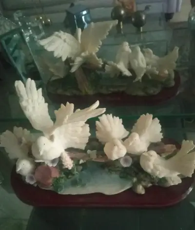 Escultura Decorativa de Palomas en Resina - miniatura 1