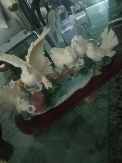 Escultura Decorativa de Palomas en Resina - miniatura 2