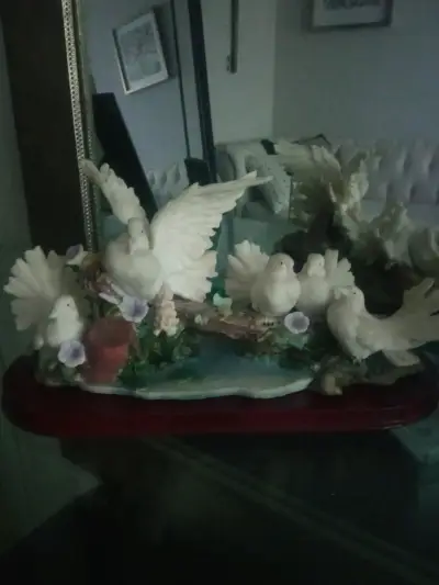 Escultura Decorativa de Palomas en Resina - miniatura 5