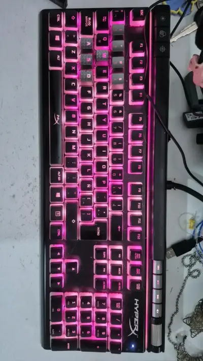 Teclado mecánico HyperX con retroiluminación RGB - miniatura 1