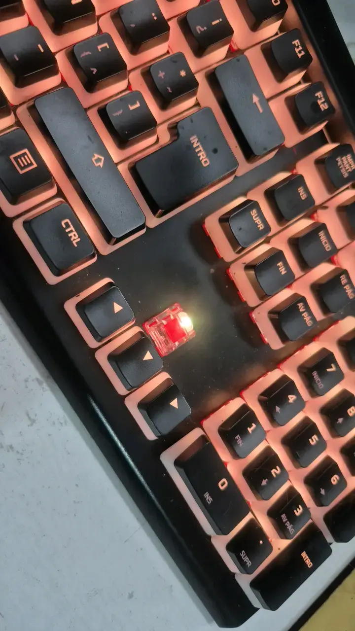 Teclado mecánico HyperX con retroiluminación RGB - 3