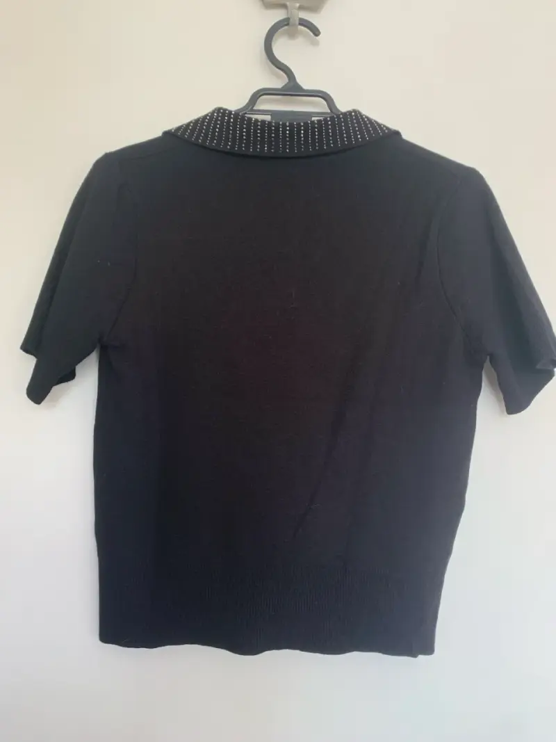 Polera negra con cuello de perlas MNG - 2