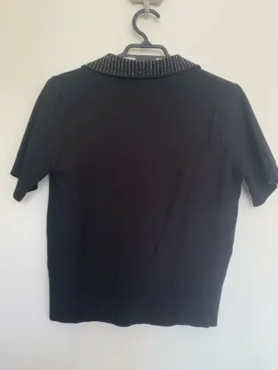 Polera negra con cuello de perlas MNG - miniatura 2