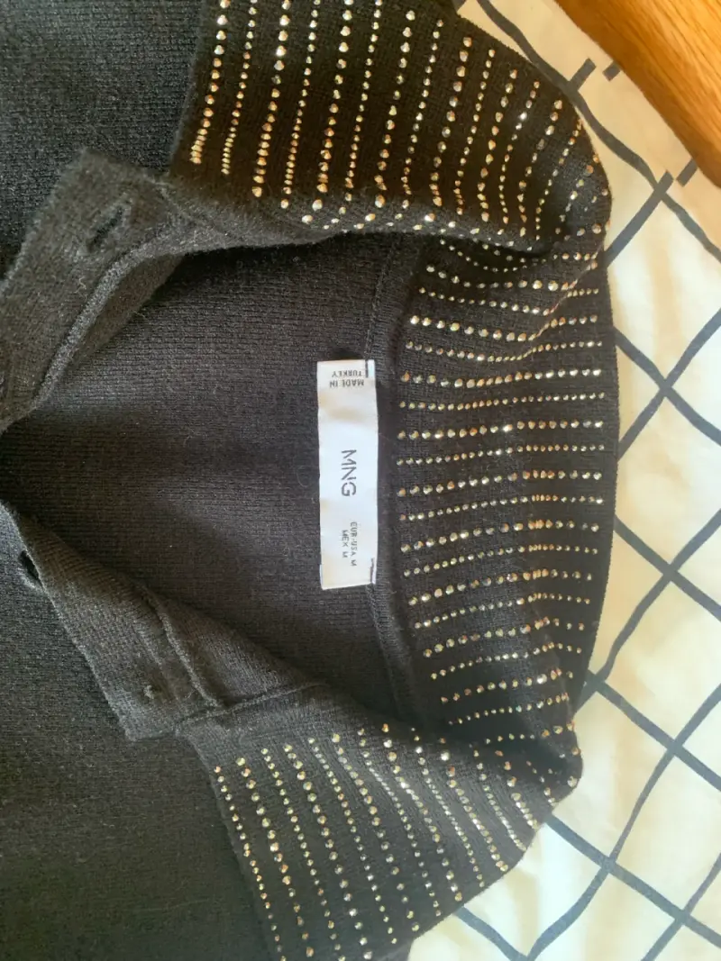 Polera negra con cuello de perlas MNG - 3