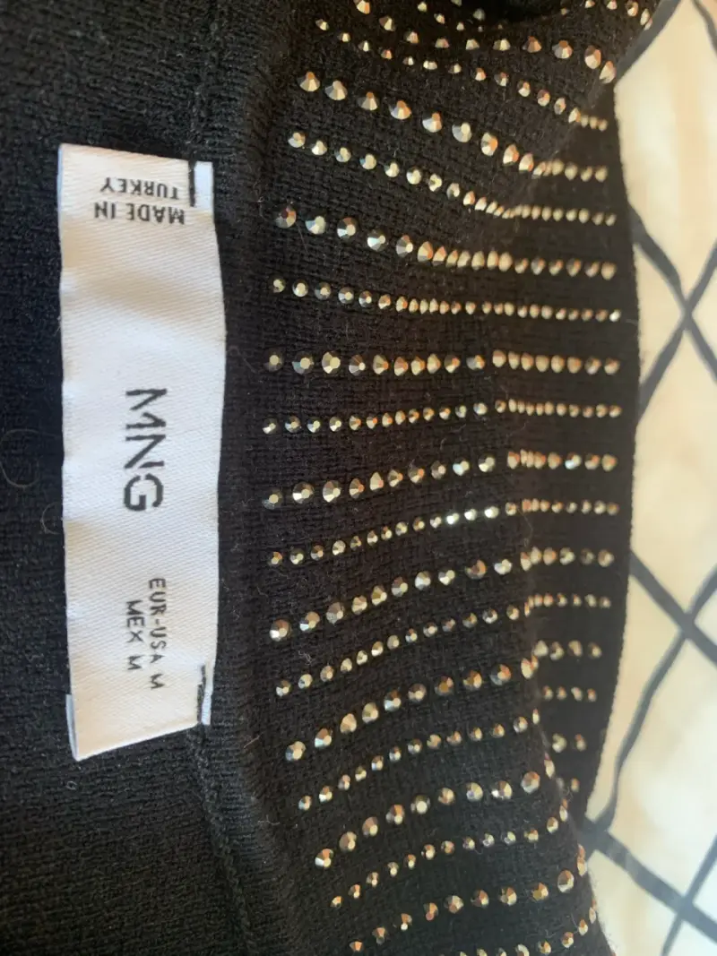 Polera negra con cuello de perlas MNG - 4