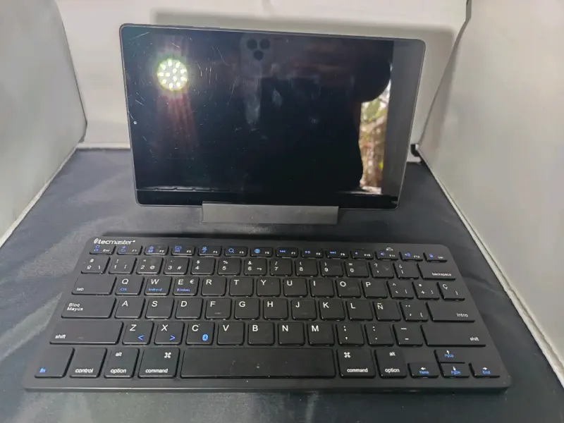 Tablet Lenovo con teclado y funda protectora - 2
