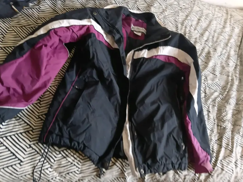Chaqueta Columbia deportiva negra y morada - 1