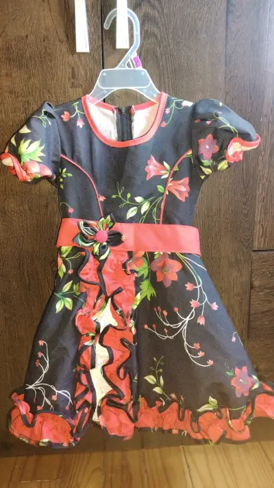 Vestido infantil floral con volantes - miniatura 1