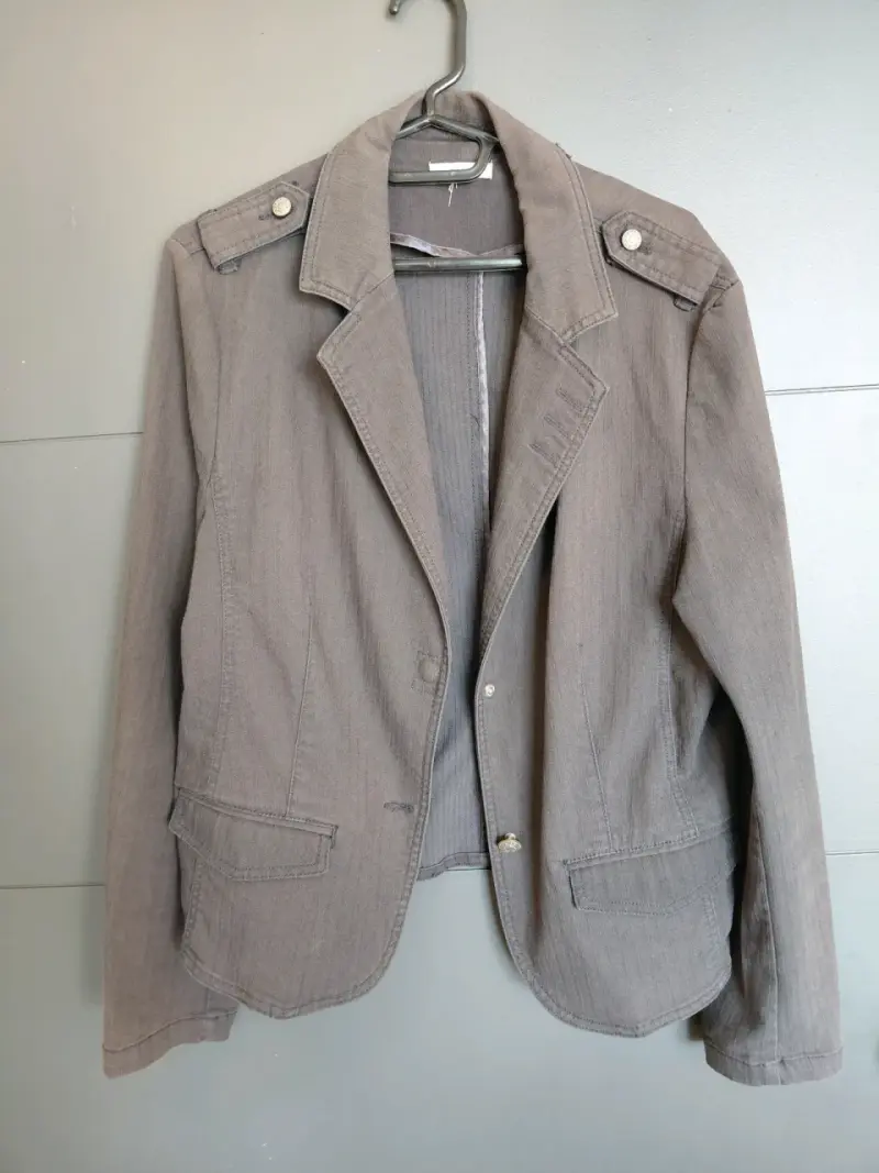 Blazer de Mujer Gris con Botones Decorativos - 1