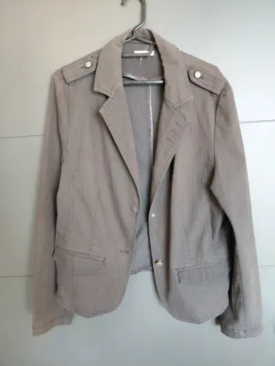 Blazer de Mujer Gris con Botones Decorativos - miniatura 1