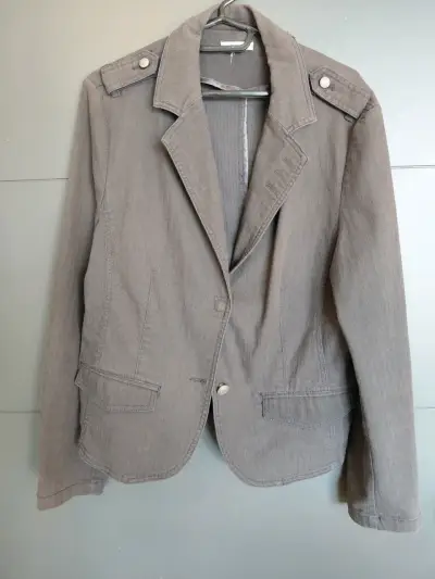Blazer de Mujer Gris con Botones Decorativos - miniatura 2