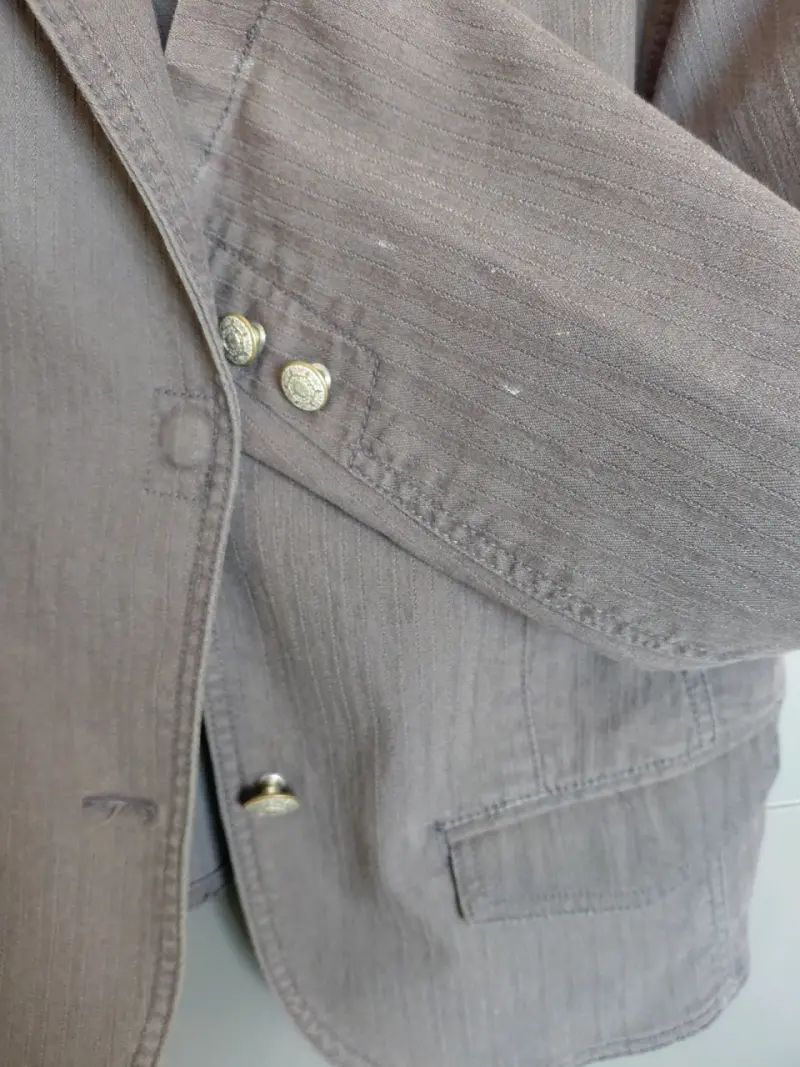 Blazer de Mujer Gris con Botones Decorativos - 3