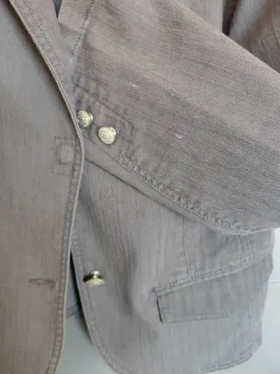 Blazer de Mujer Gris con Botones Decorativos - miniatura 3