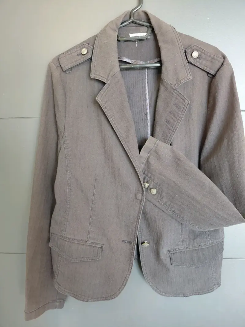Blazer de Mujer Gris con Botones Decorativos - 4