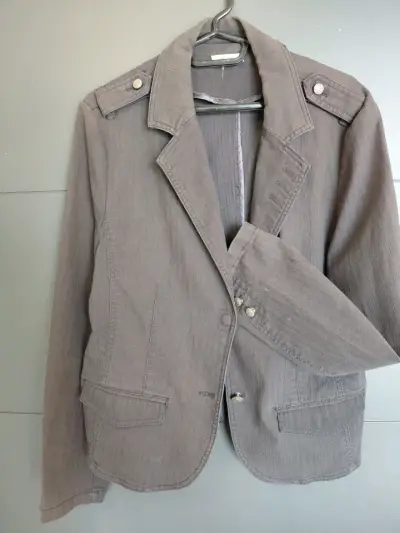 Blazer de Mujer Gris con Botones Decorativos - miniatura 4