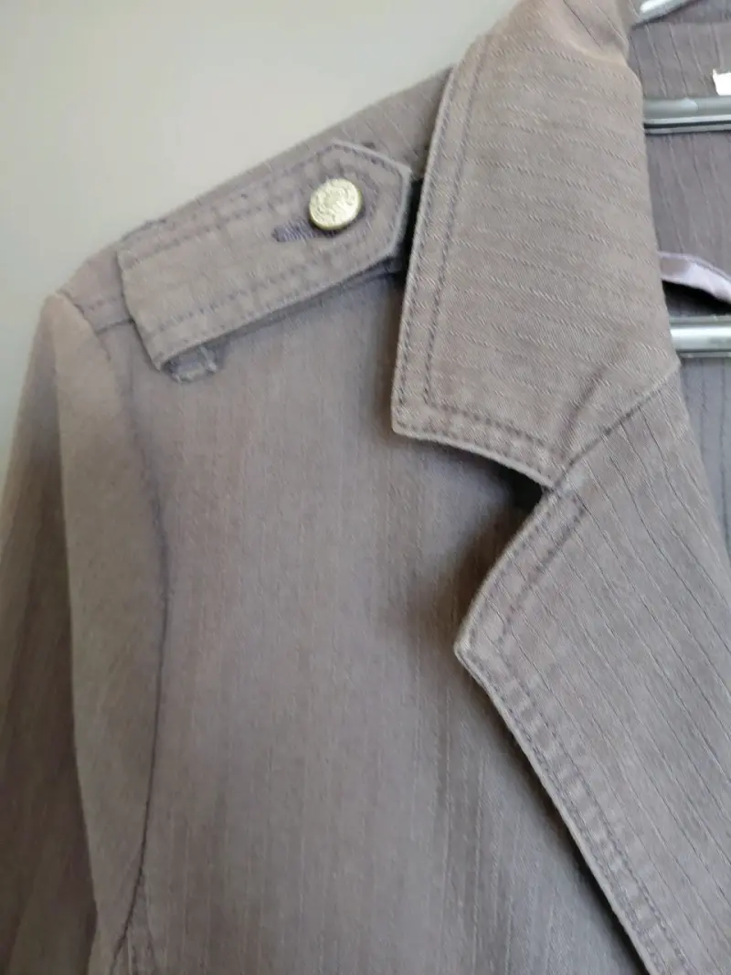 Blazer de Mujer Gris con Botones Decorativos - 5