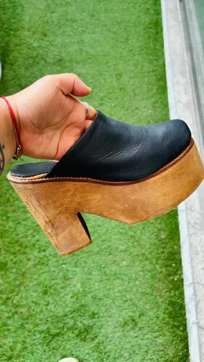 Zuecos de cuero negro con plataforma de madera - miniatura 1